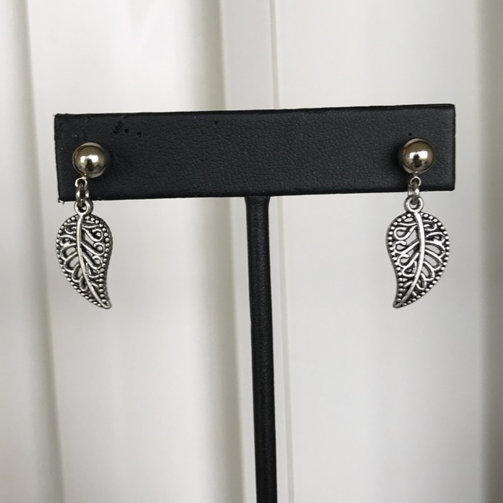 🔴SALE ! small leaf silver ball dangly earrings - Picture 3 of 9